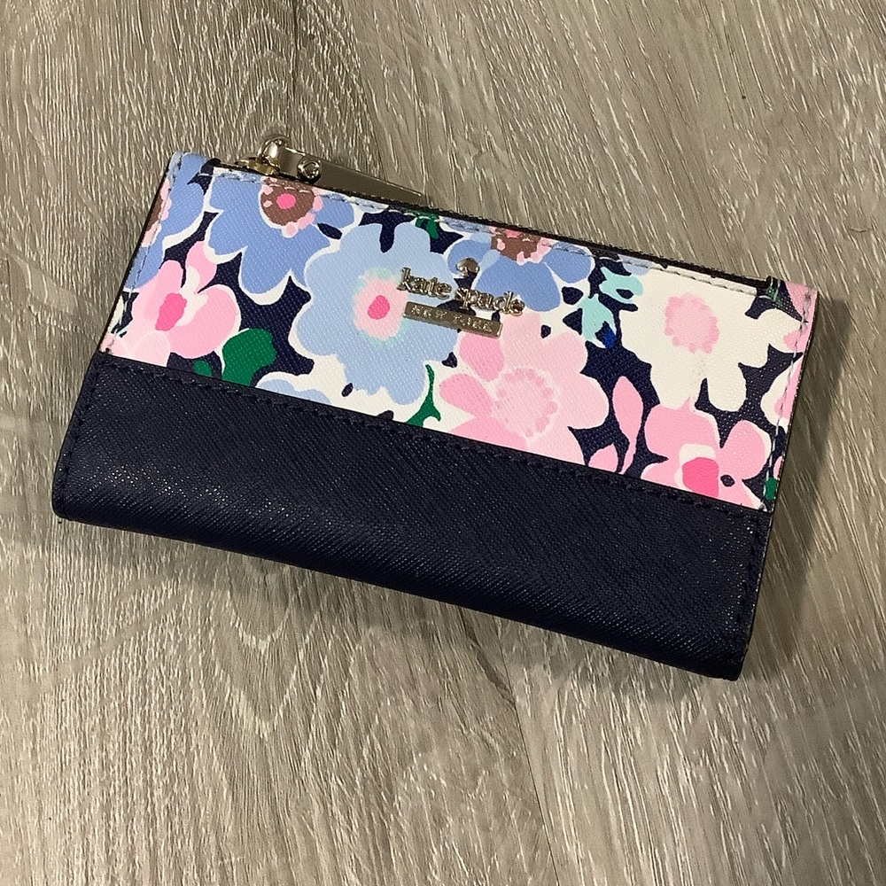 Kate spade Cameron street daisy garden wallet